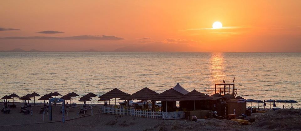 Verleih Sonnenschirme und Liegestühle am Strand: